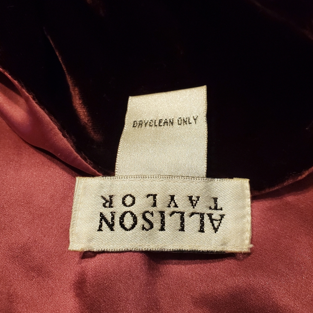 Allison Taylor super soft velvet and silk cropped open wrap.  Size M - Picture 4 of 4